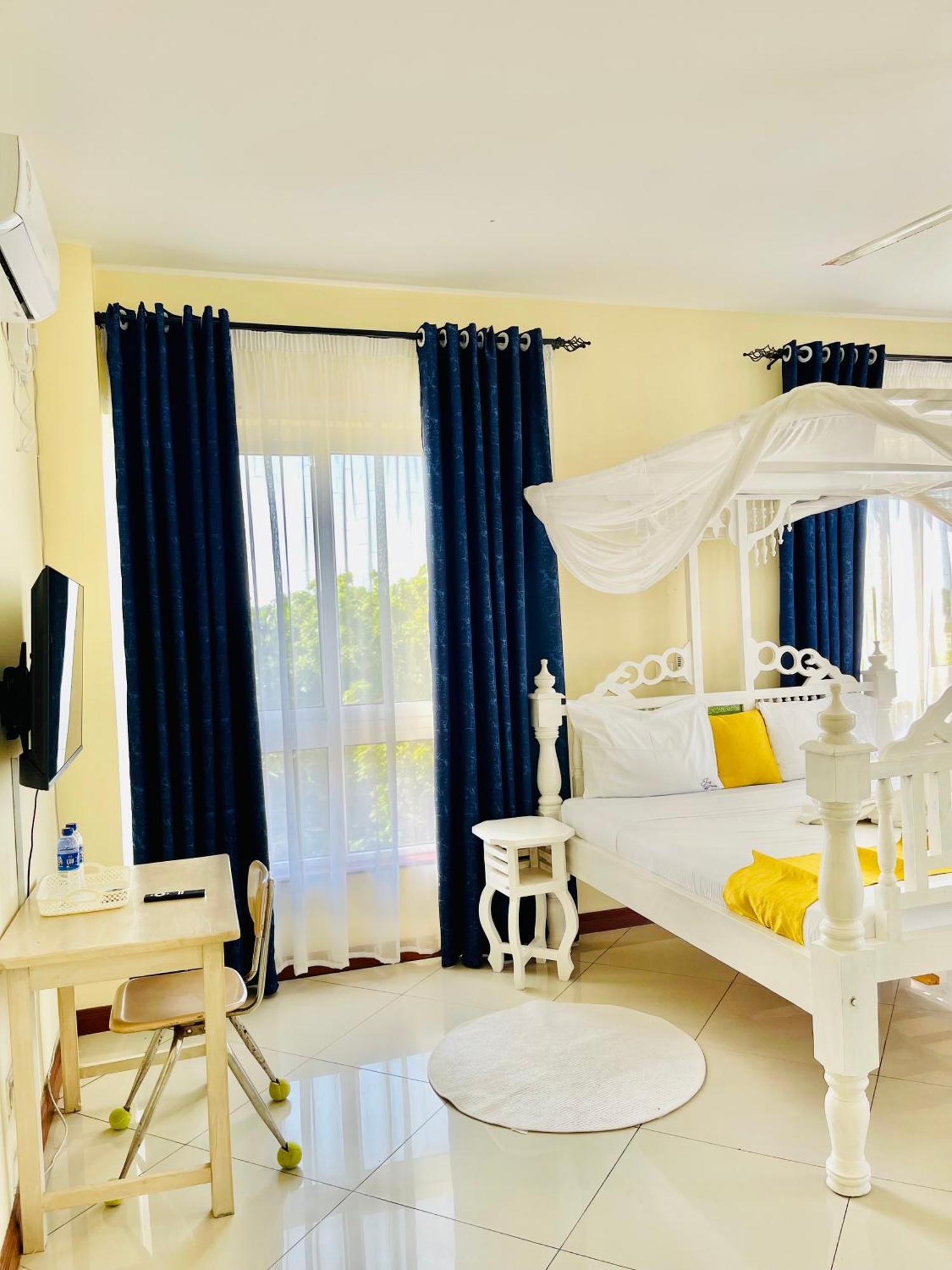 Bed and Breakfast Elna'S Nyali - Work & Unwind - Pool, Sea Views, Ac & Fast Wi-Fi Момбаса Экстерьер фото