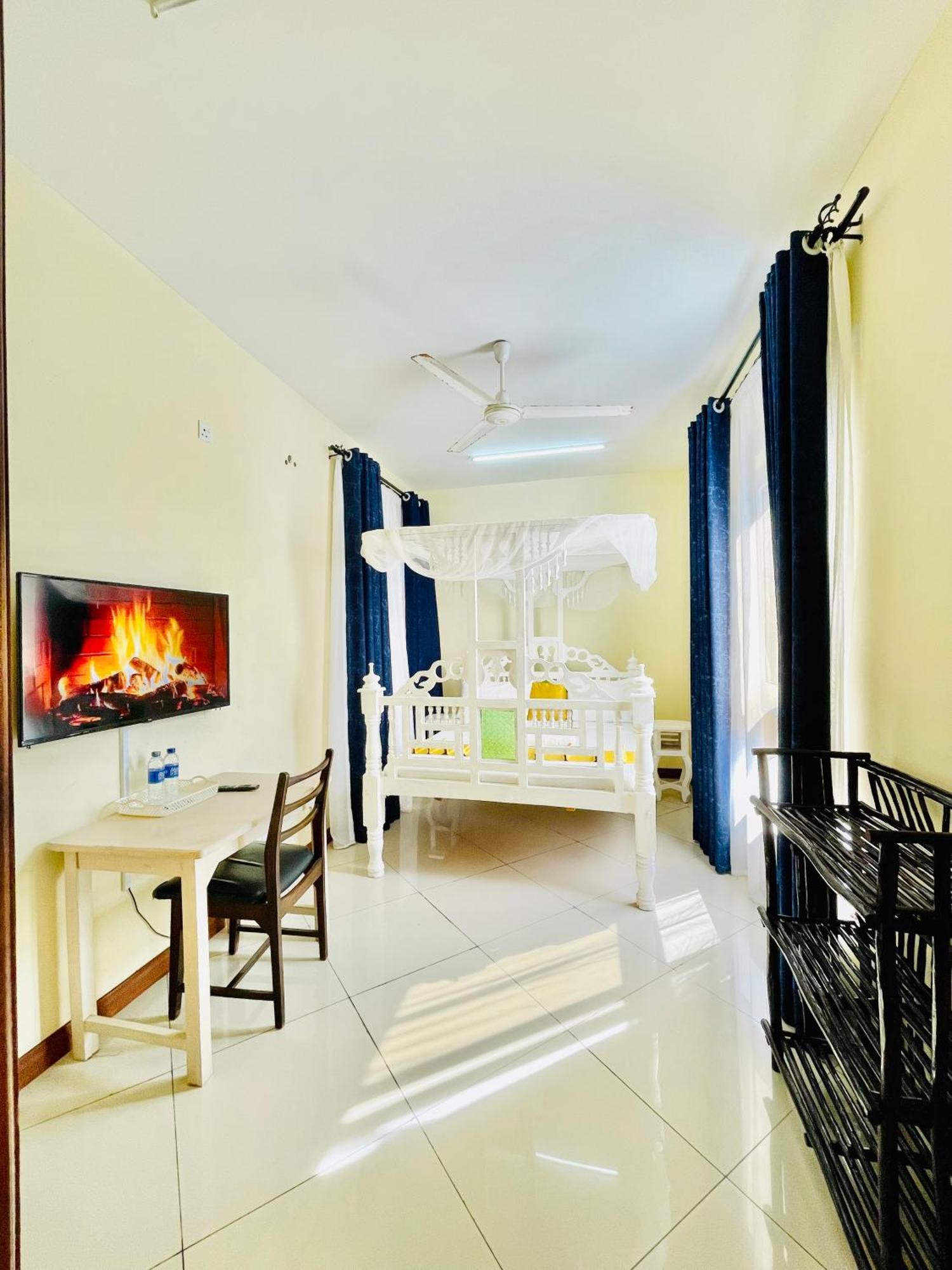 Bed and Breakfast Elna'S Nyali - Work & Unwind - Pool, Sea Views, Ac & Fast Wi-Fi Момбаса Экстерьер фото