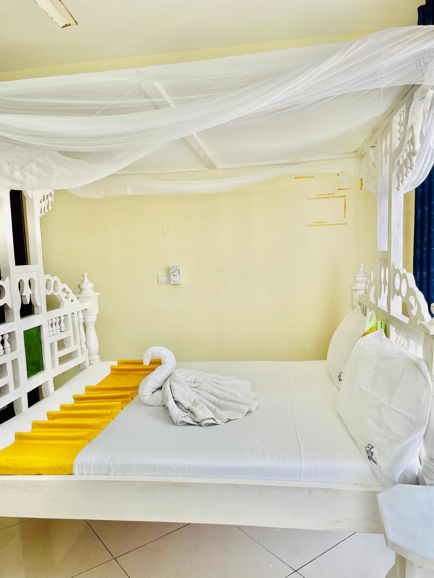 Bed and Breakfast Elna'S Nyali - Work & Unwind - Pool, Sea Views, Ac & Fast Wi-Fi Момбаса Экстерьер фото