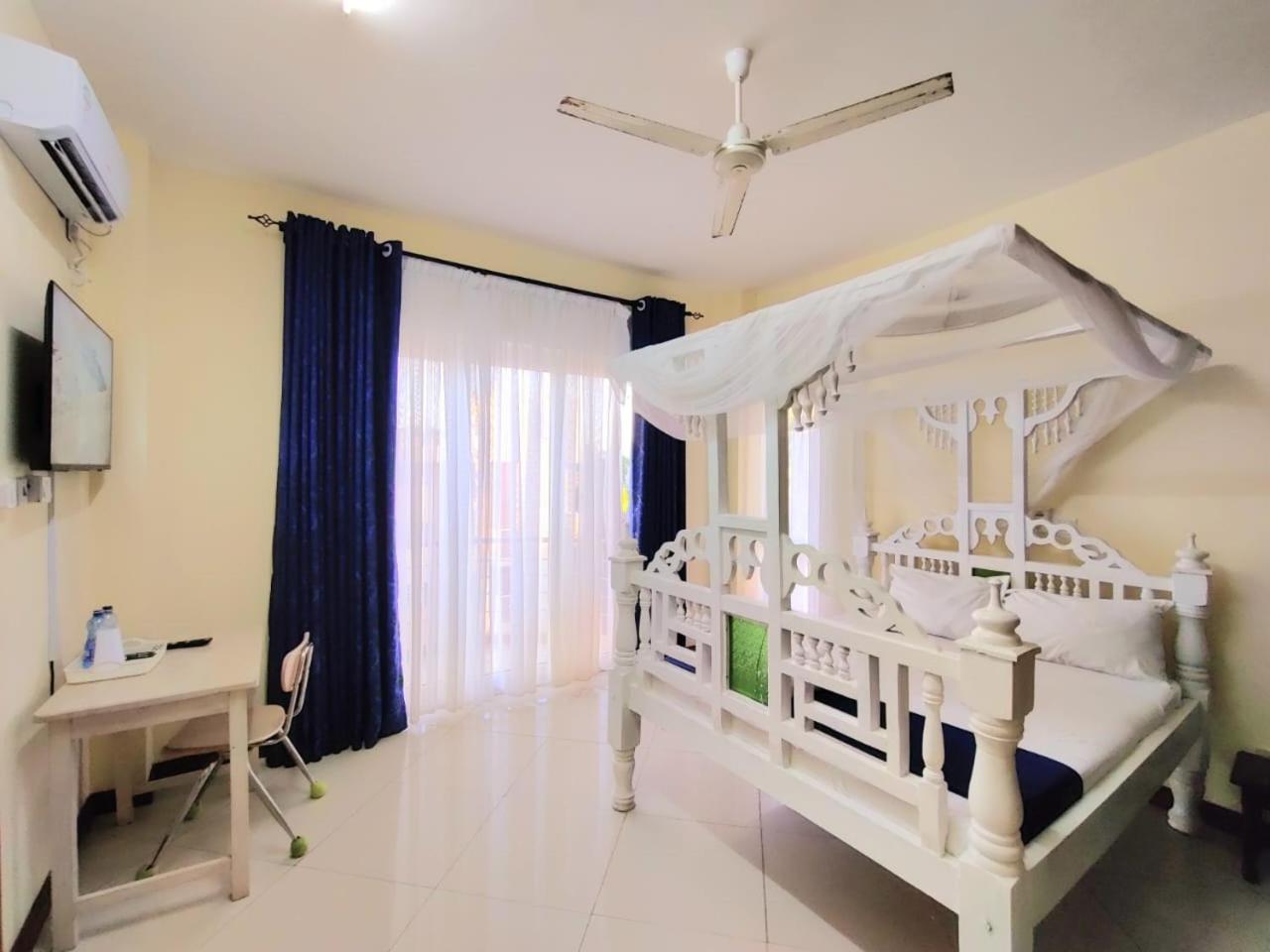 Bed and Breakfast Elna'S Nyali - Work & Unwind - Pool, Sea Views, Ac & Fast Wi-Fi Момбаса Экстерьер фото